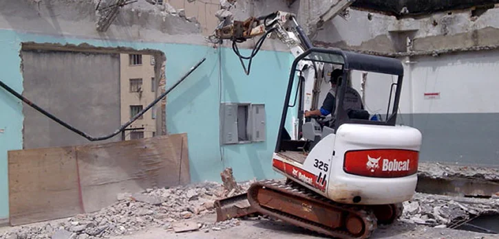 DEMOLIÇÃO DE GALPÃO